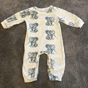 Cute unisex white one piece pajamas with elephant print size 6-9 months